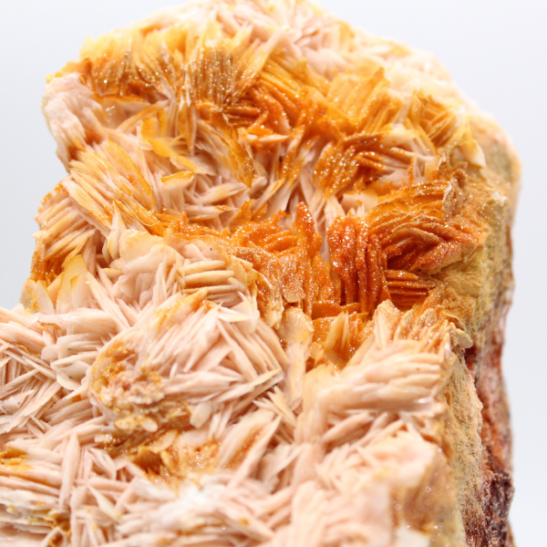 Marockansk orange baryt med strukturerade kristaller