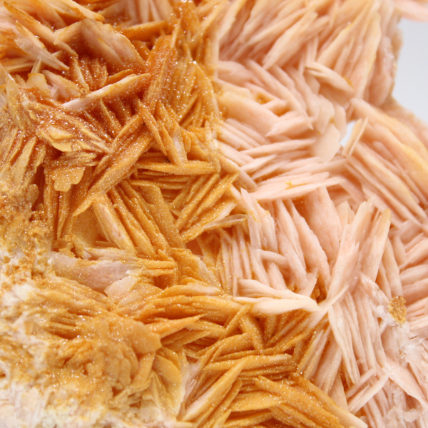 Marockansk orange baryt med ljusa kristaller