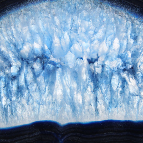 Avlång skiva av blå agat av brasilianskt ursprung