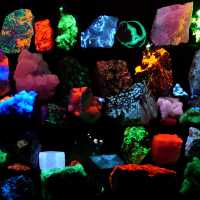 Fluorescerande mineraler: När stenar lyser i mörkret