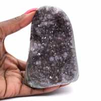 Naturlig ametist: Brasiliansk geode med intensiva kristaller