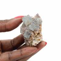 Rå minifluorit: Natursten från Marocko på matris Rå minifluorit: Natursten från Marocko på matris