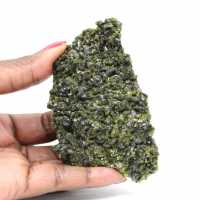 Gröna epidotkristaller på en matris från Höga Atlasen