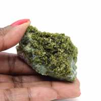 Liten grön epidot på marockansk matris