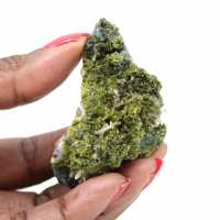 Grön epidot från Marocko på tunn matris