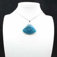 Blå apatithänge - Mineralogiskt prov från Madagaskar