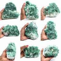 Rå grön fluorit i kristaller på matris