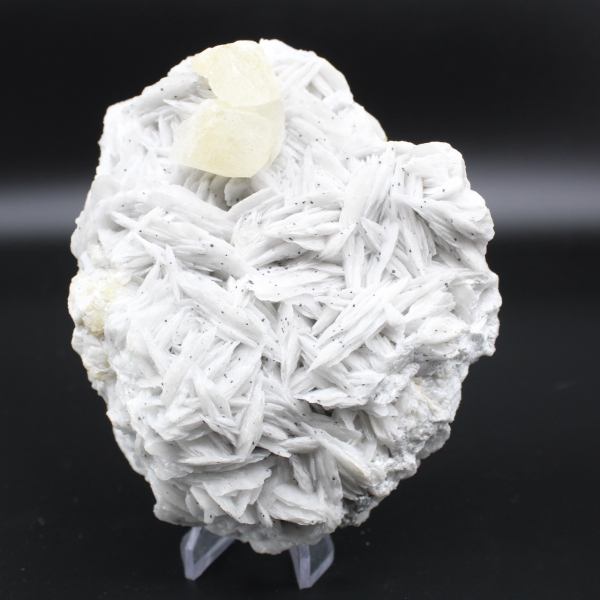 Gula kalcitkristaller på vit barit