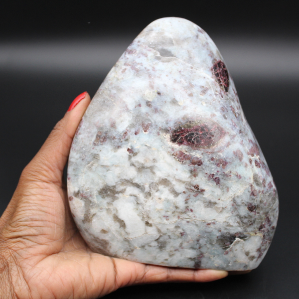 Sten med naturlig turmalin