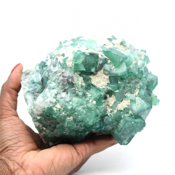 Rå grön fluorit i kristaller på matris