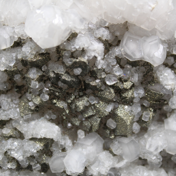 Kalcitkristaller med pyrit