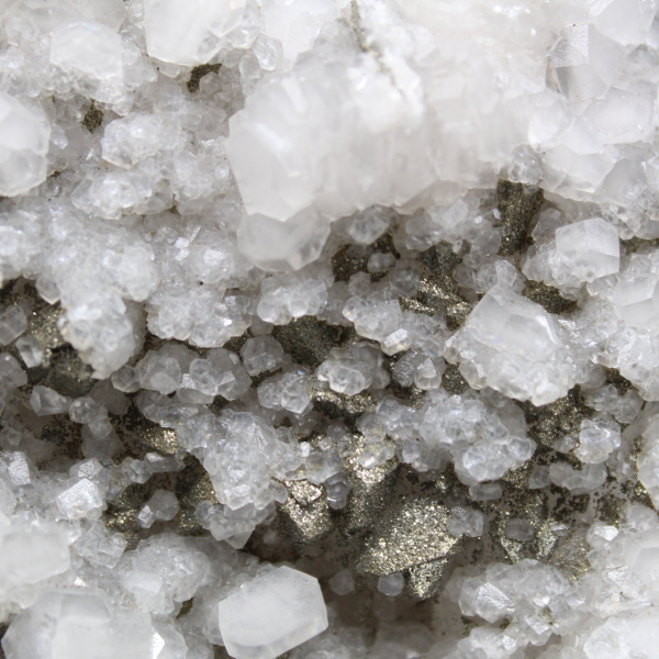 Kalcitkristaller med pyrit
