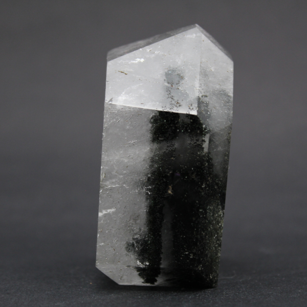 Kvartskristallprisma med kloritinneslutning