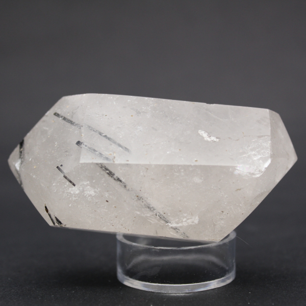 Bitterminerad kristall med införande av turmalinkristaller