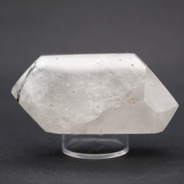 Bitterminerad kristall med införande av turmalinkristaller