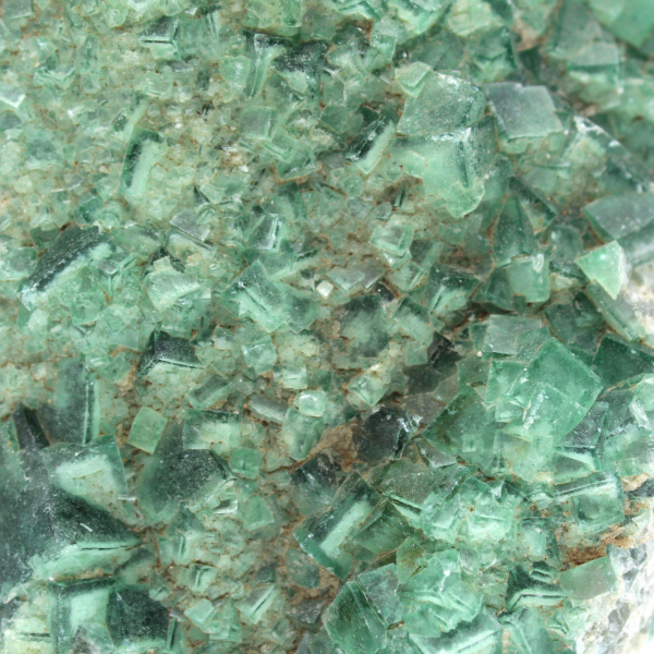 Kubisk kristallisation av fluorit från madagaskar