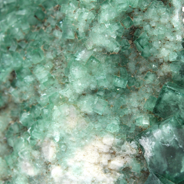 Råa fluoritkristaller på gång