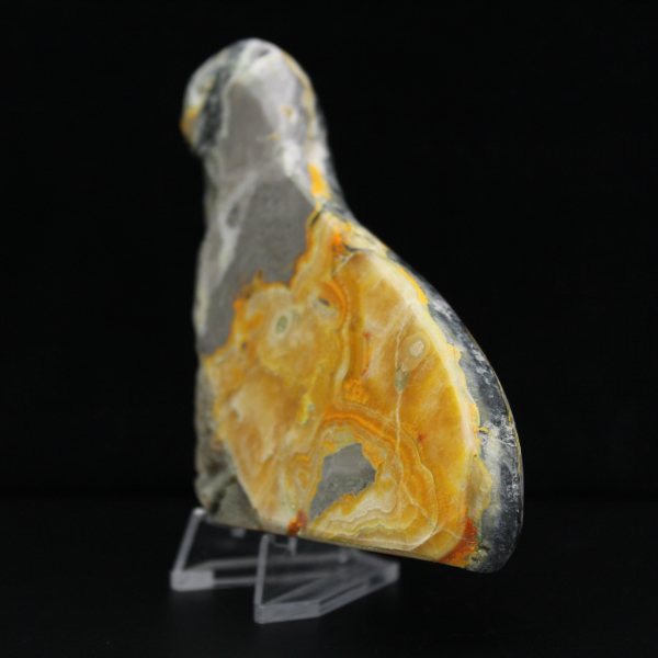 Stor humla i jaspis i natursten