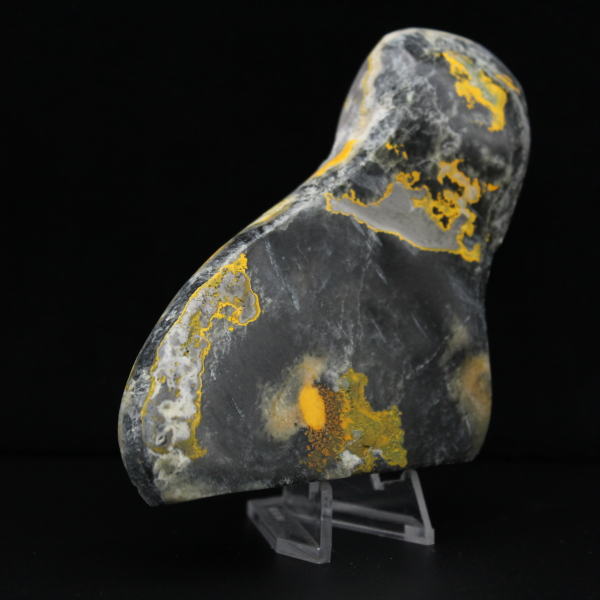 Stor humla i jaspis i natursten