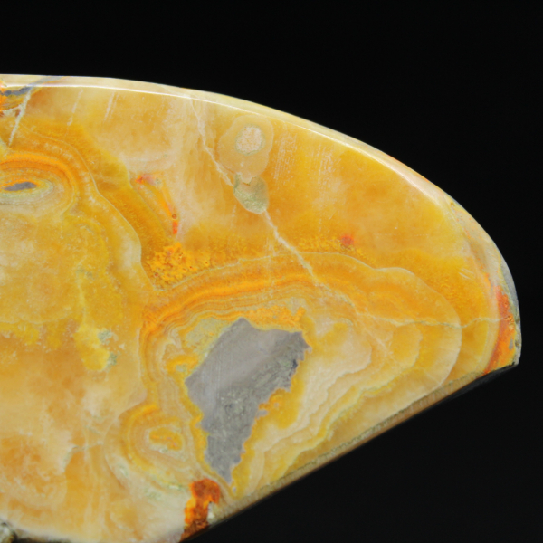 Stor humla i jaspis i natursten