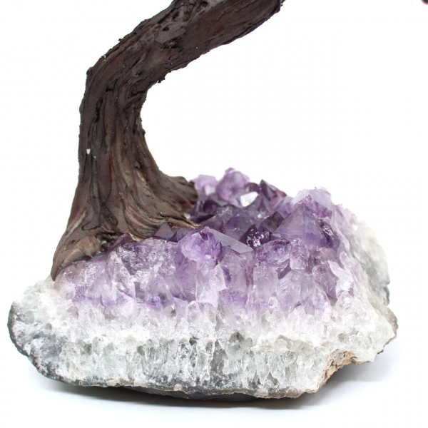 Mineralträd med ametistbas och blad gjorda av olika mineraler
