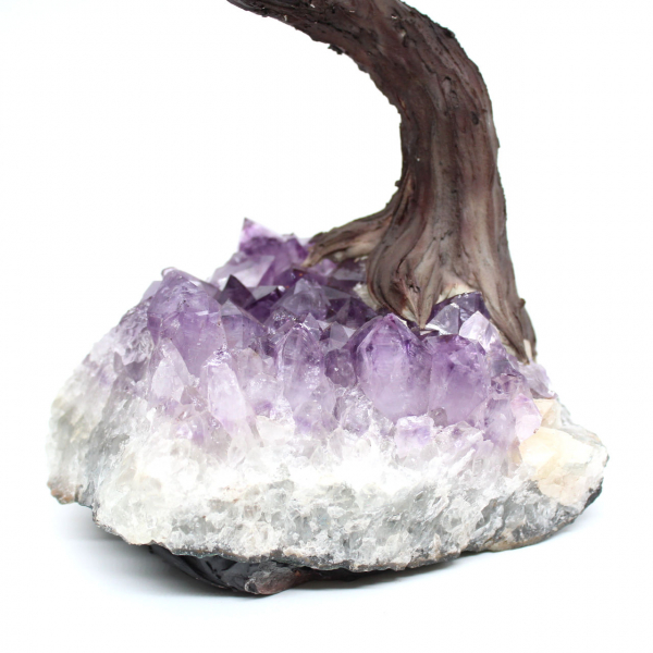 Mineralträd med ametistbas och blad gjorda av olika mineraler