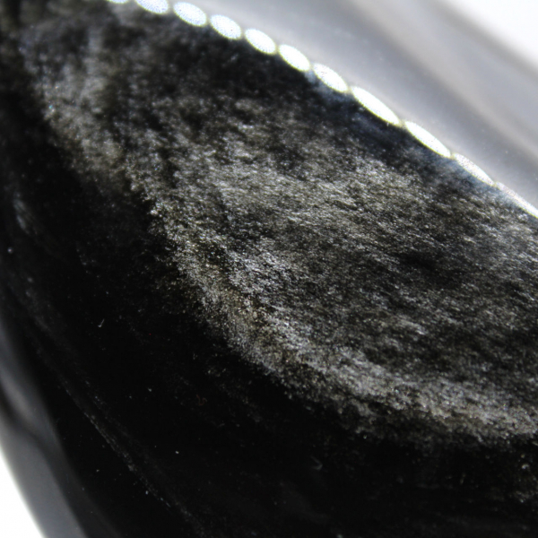 Friformad gyllene obsidian