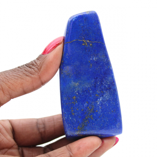 Polerat block av lapis lazuli natursten