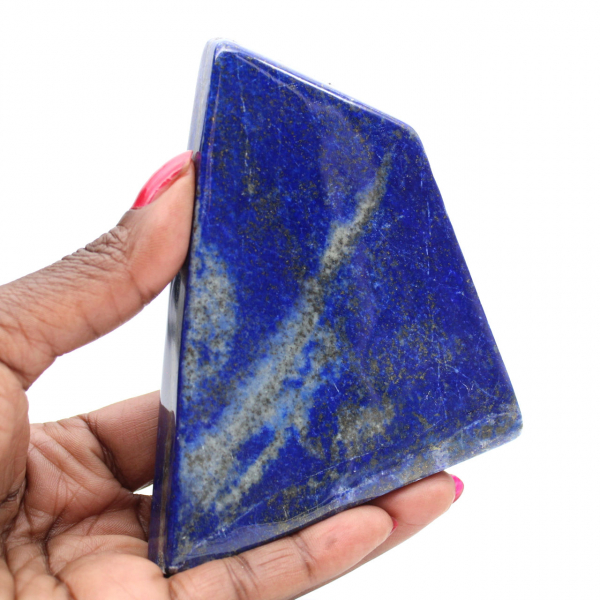 Polerat block av afghansk lapis lazuli