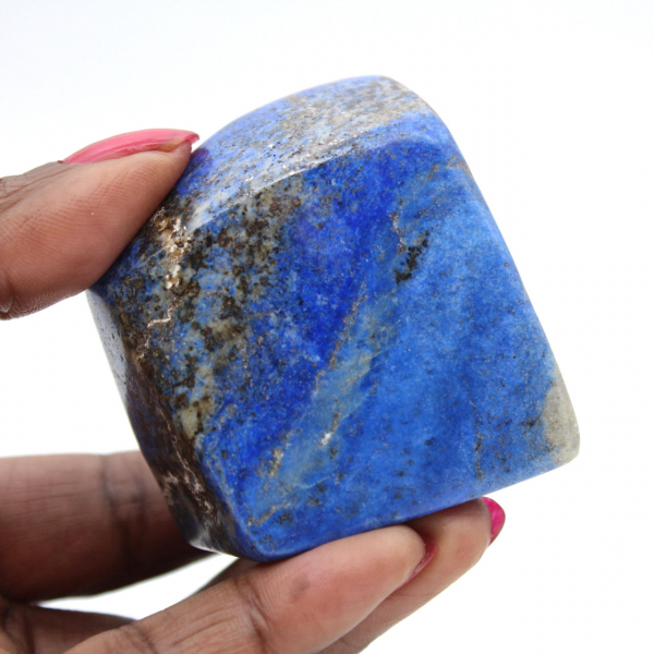 Polerad lapis lazuli-sten med naturliga inneslutningar