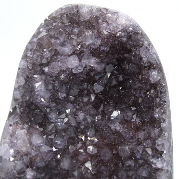 Naturlig ametist: Brasiliansk geode med intensiva kristaller