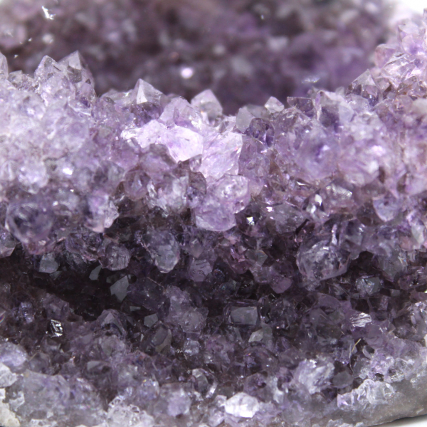 Brasiliansk ametistgeod: Dekoration och mineralogi