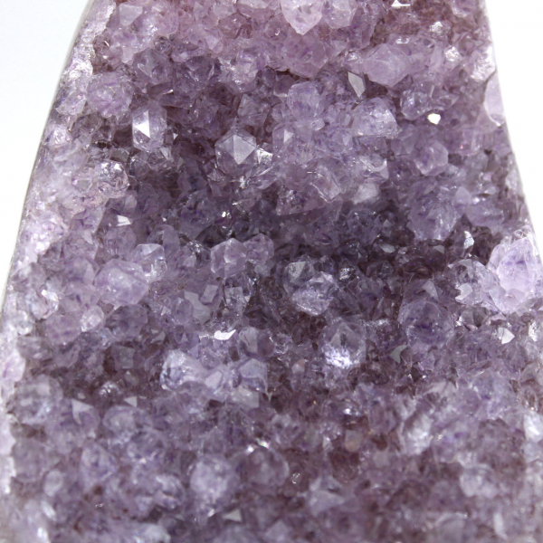 Brasiliansk ametistdruse – ett exempel på geologisk styrka