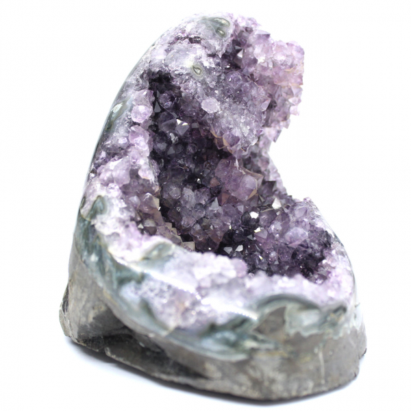 Brasiliansk ametistprov – Geometrisk skönhet och renhet