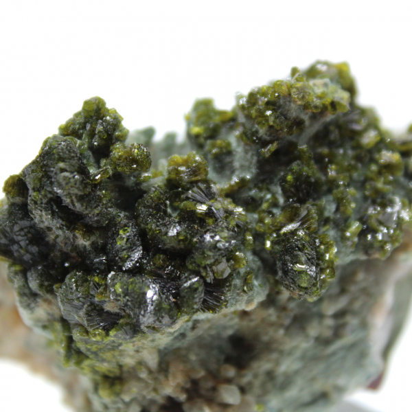 Marockansk epidot på beige ursprungsmatris