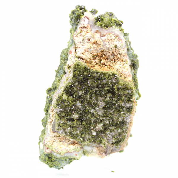 Gröna epidotkristaller på en matris från Höga Atlasen