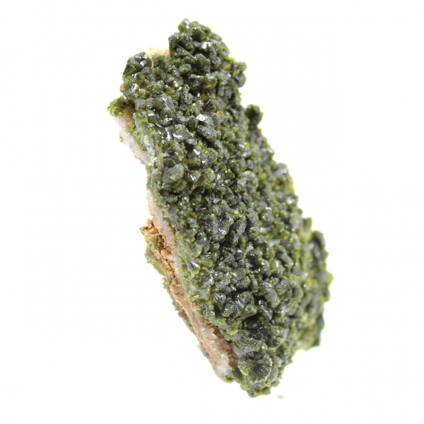 Gröna epidotkristaller på en matris från Höga Atlasen