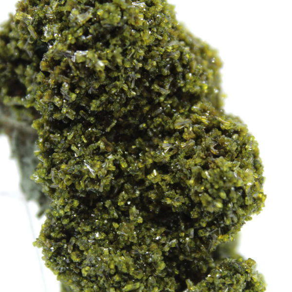 Epidotkristaller från Marocko på beige matris