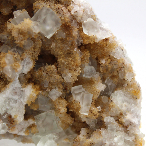 Marockansk fluoritkristall: Dekorativt stycke och vetenskap