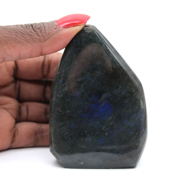 Liten polerad labradoritprydnad, mineralsten