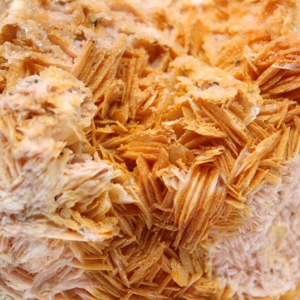 Prov av orange baryt från Marocko i kristaller