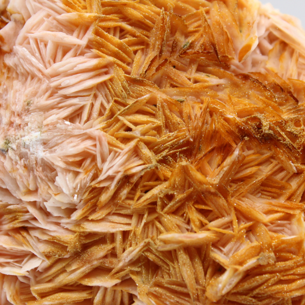 Orange baryt från Marocko med markant kristallisering