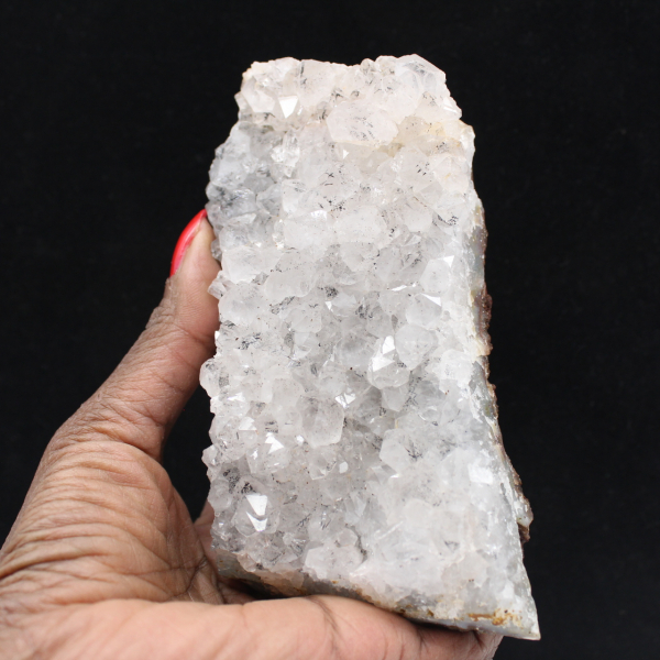 Rå marockansk kvarts med goetitfilament, drusar och kristaller