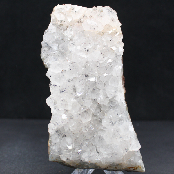 Rå marockansk kvarts med goetitfilament, drusar och kristaller