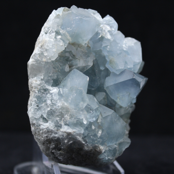 Celestin från Madagaskar: Kristaller och naturlig drus