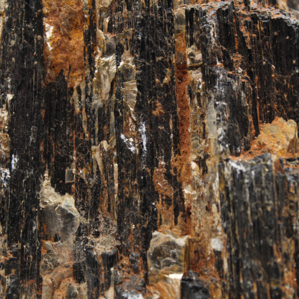 Svart turmalin från Madagaskar - grov kompakt kristall