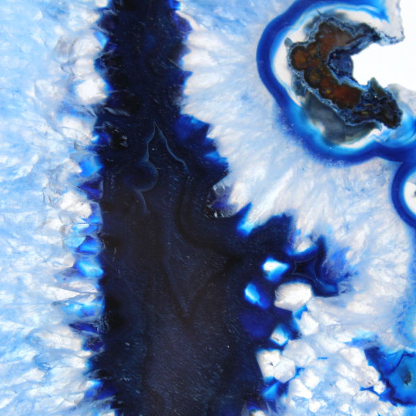 Tunn skiva av blå agat av brasilianskt ursprung