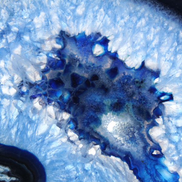 Polerad skiva av blå agat för mineralogisk monter