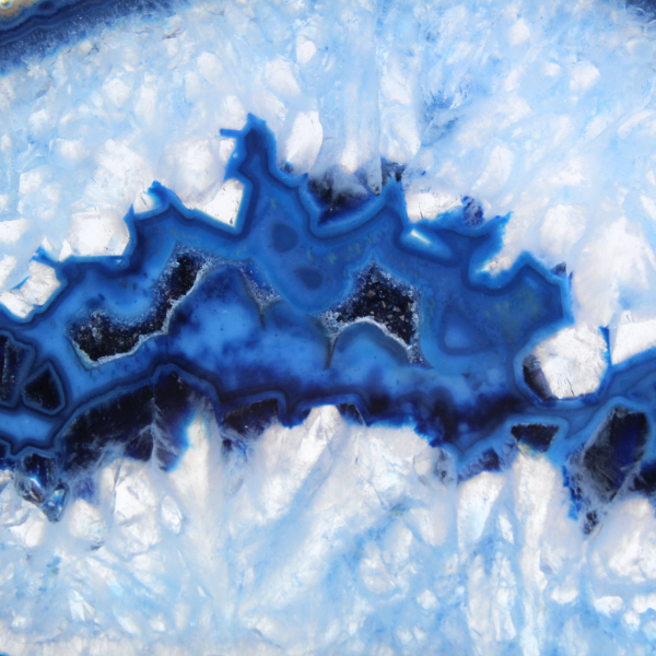 Blå agat i avlånga skivor för visning