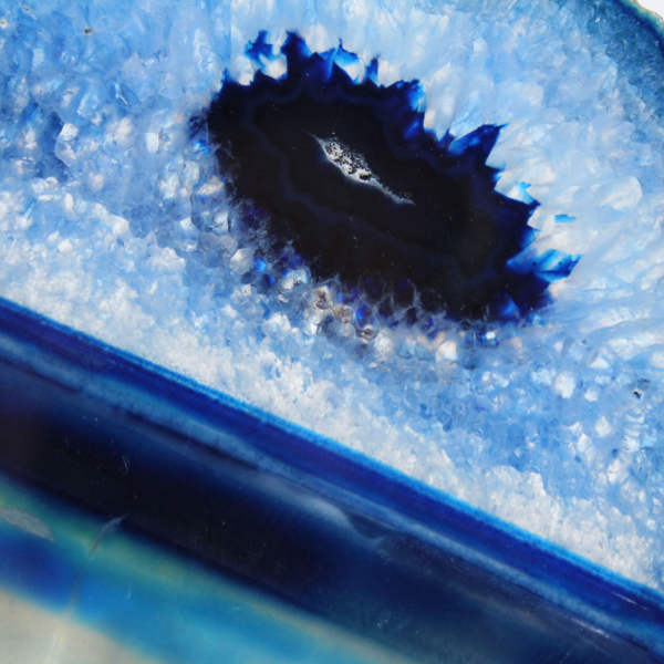 Skivad blå agat från brasilianska fyndigheter